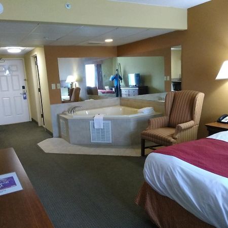 Baymont By Wyndham Clinton Hotel Екстериор снимка