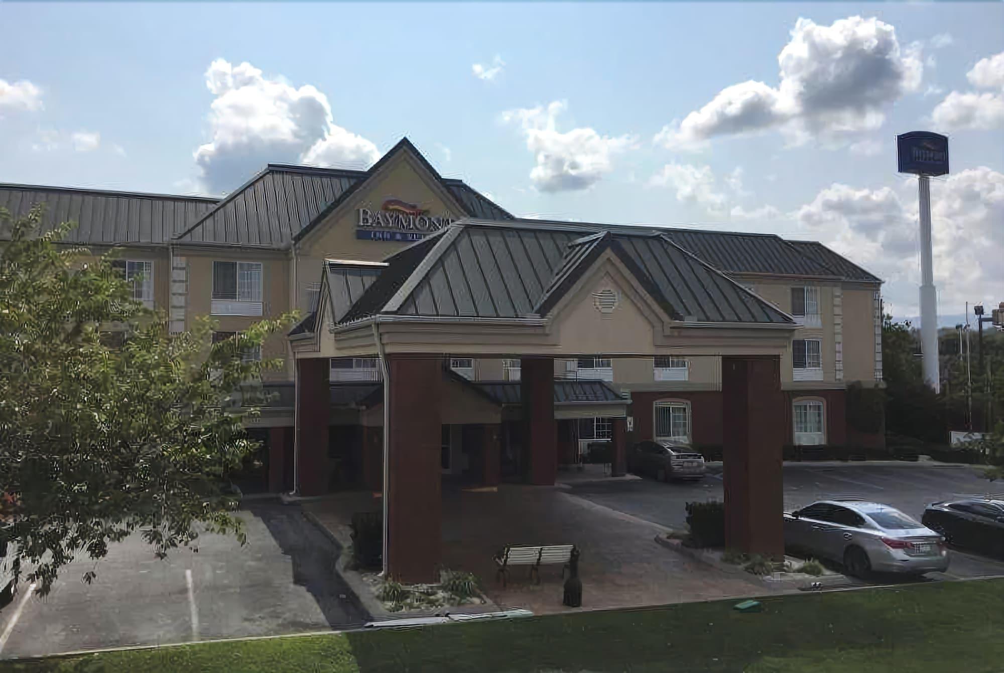 Baymont By Wyndham Clinton Hotel Екстериор снимка
