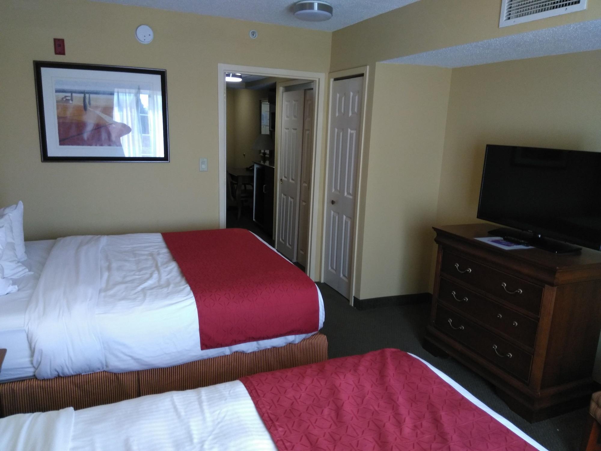 Baymont By Wyndham Clinton Hotel Екстериор снимка