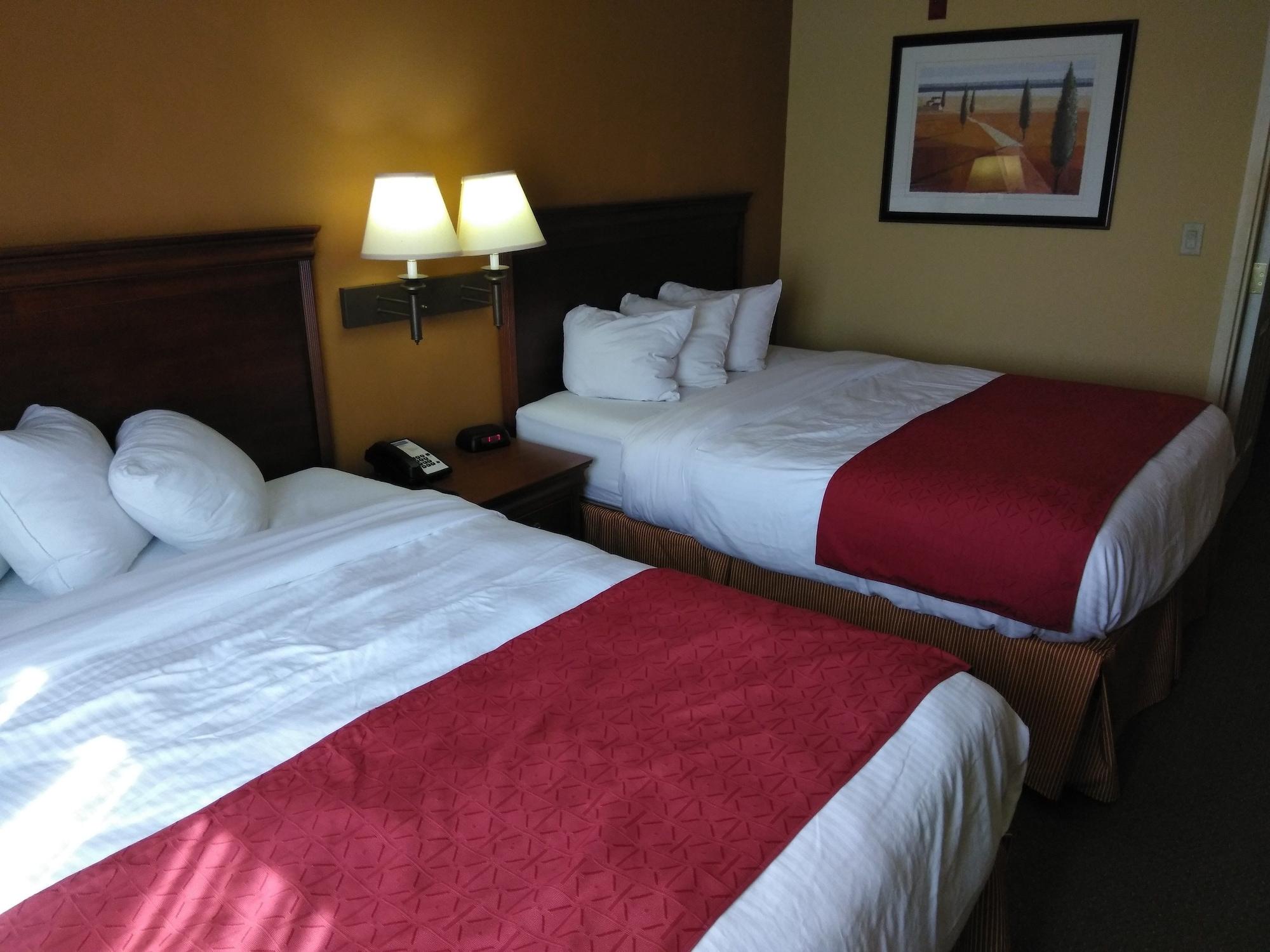 Baymont By Wyndham Clinton Hotel Екстериор снимка