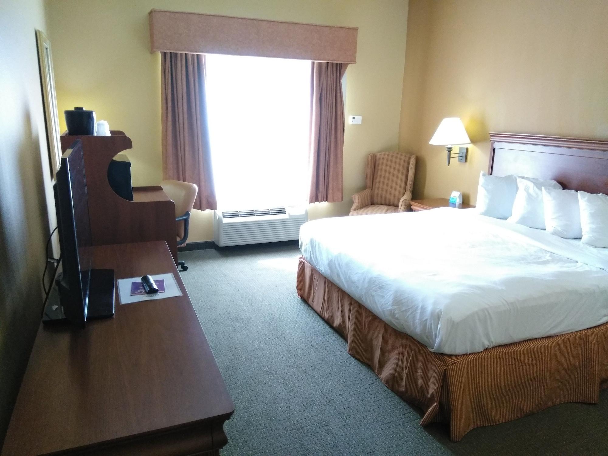 Baymont By Wyndham Clinton Hotel Екстериор снимка