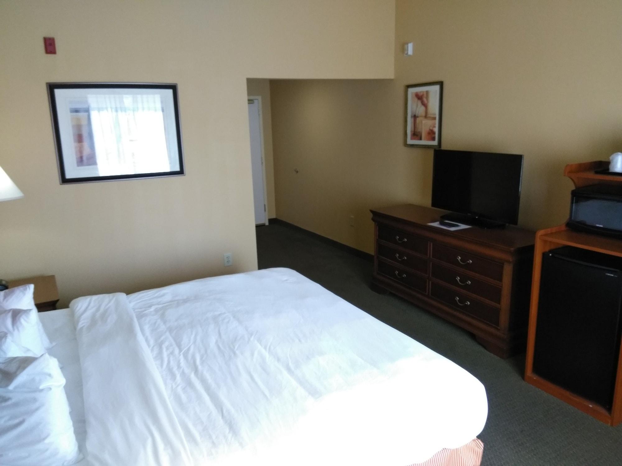 Baymont By Wyndham Clinton Hotel Екстериор снимка