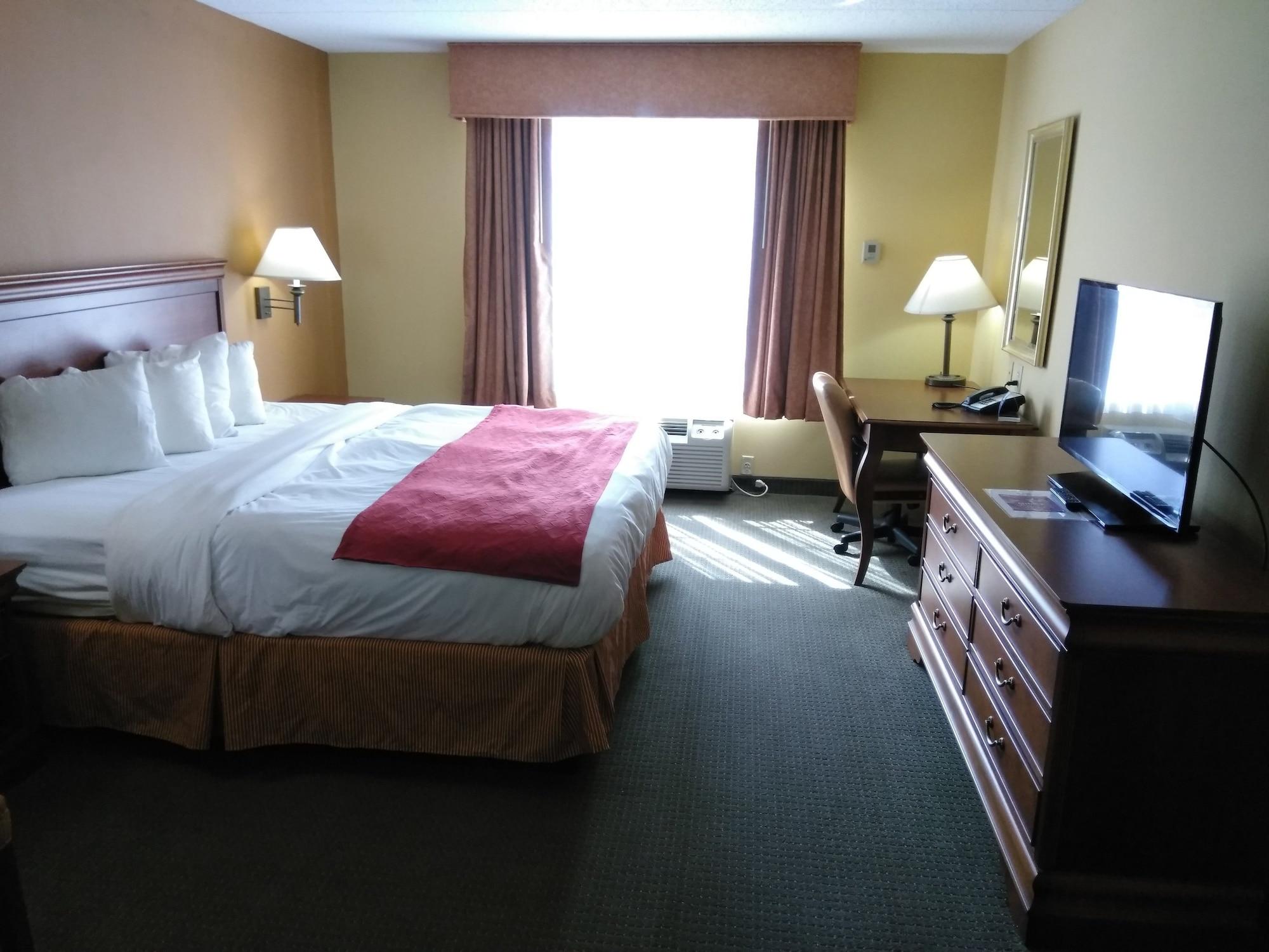 Baymont By Wyndham Clinton Hotel Екстериор снимка