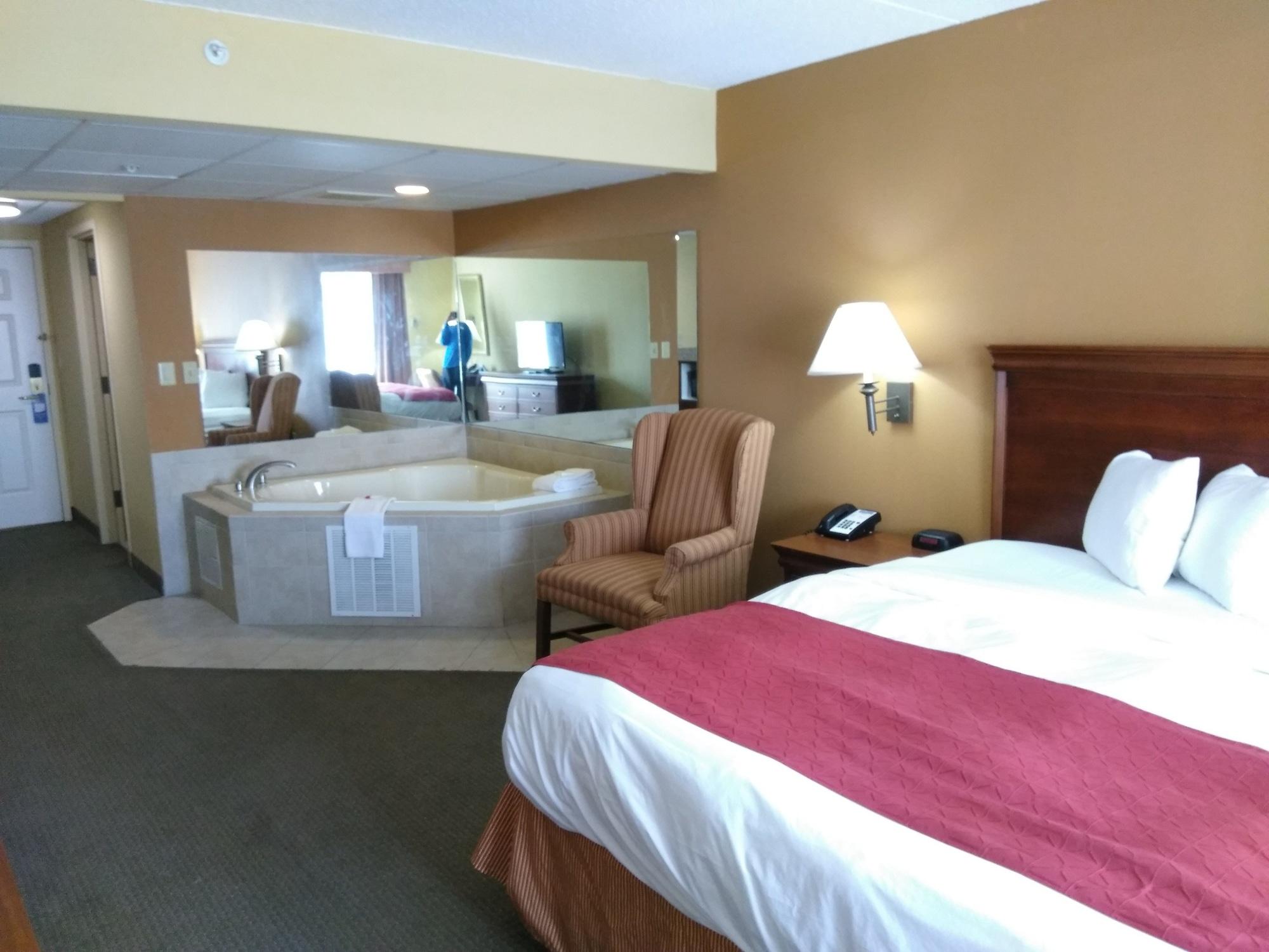 Baymont By Wyndham Clinton Hotel Екстериор снимка