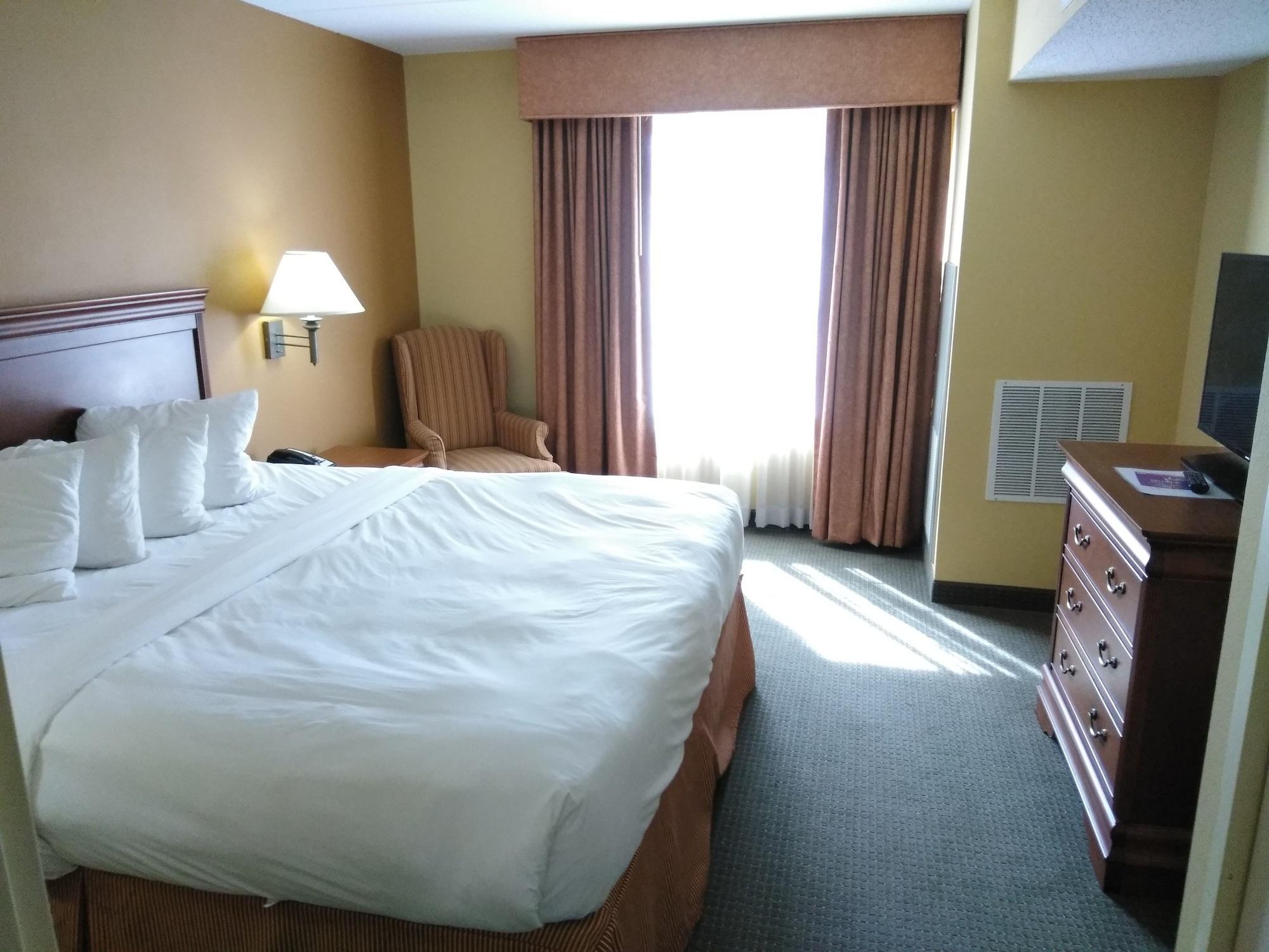 Baymont By Wyndham Clinton Hotel Екстериор снимка