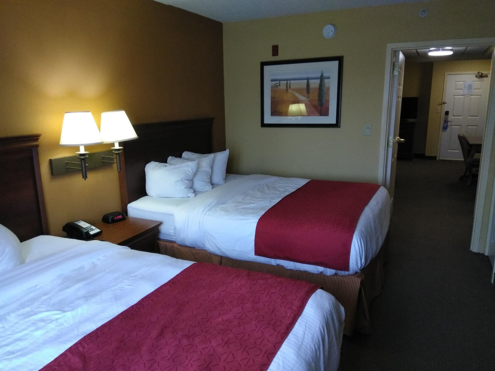 Baymont By Wyndham Clinton Hotel Екстериор снимка