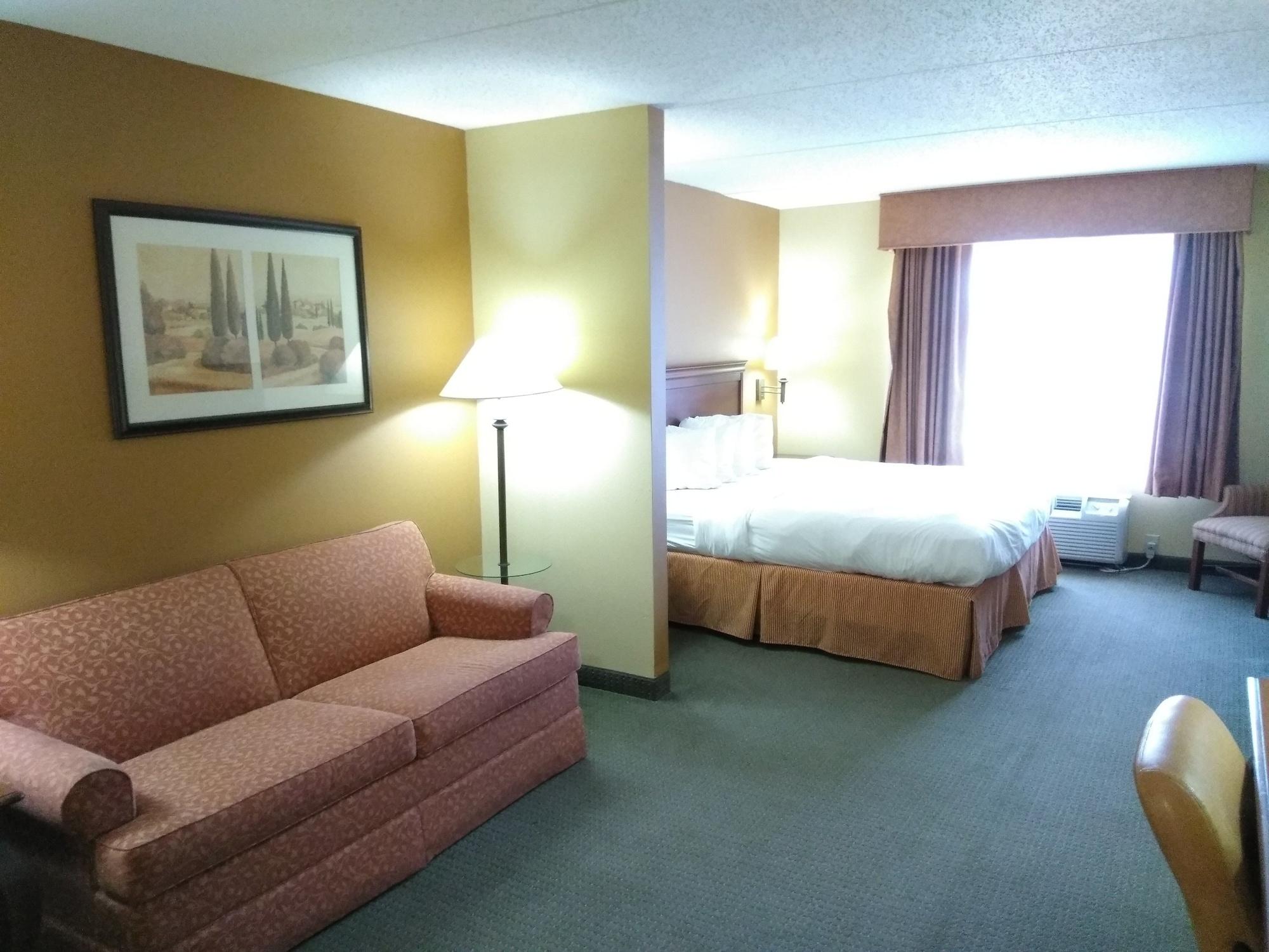 Baymont By Wyndham Clinton Hotel Екстериор снимка