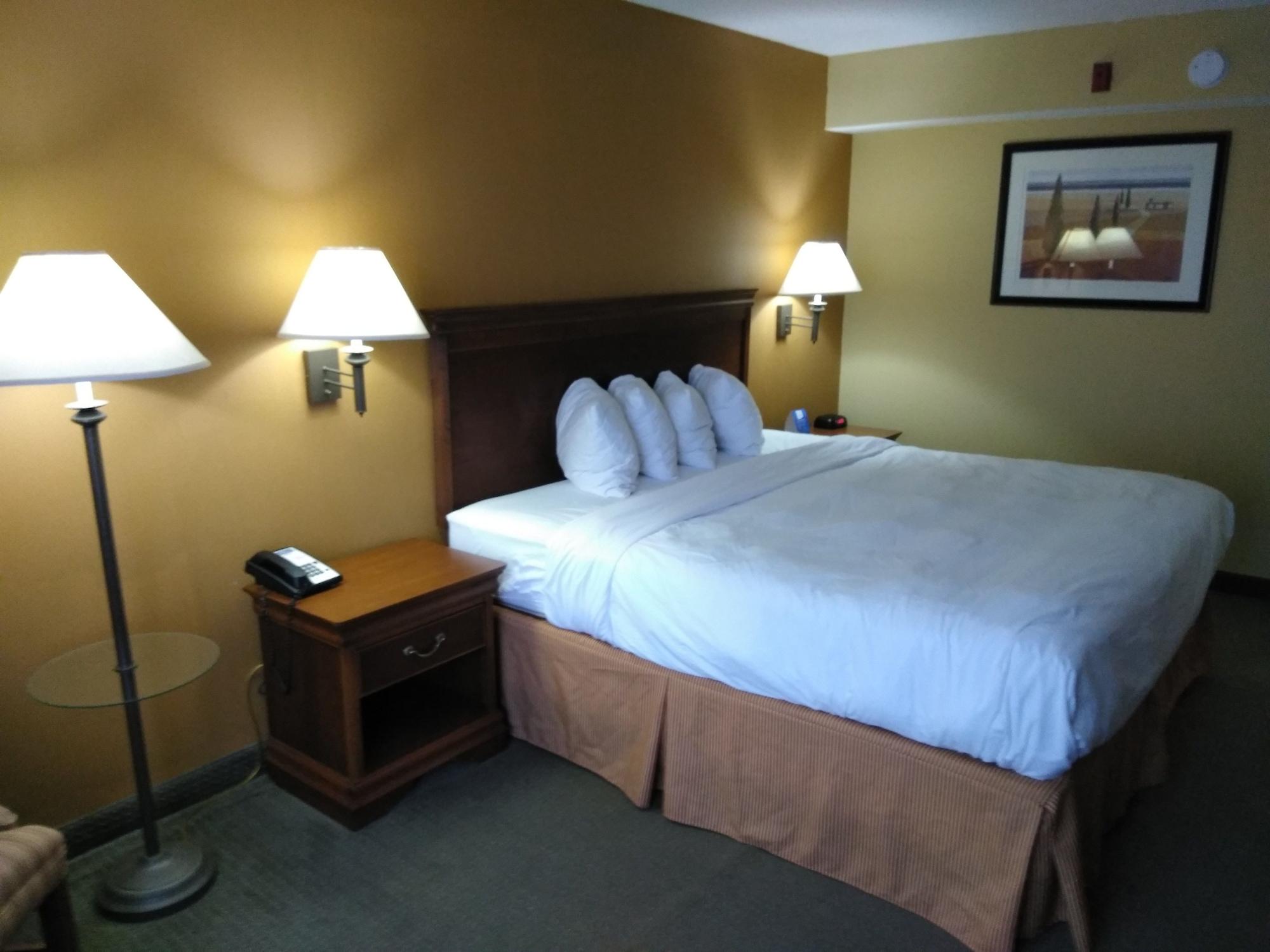 Baymont By Wyndham Clinton Hotel Екстериор снимка