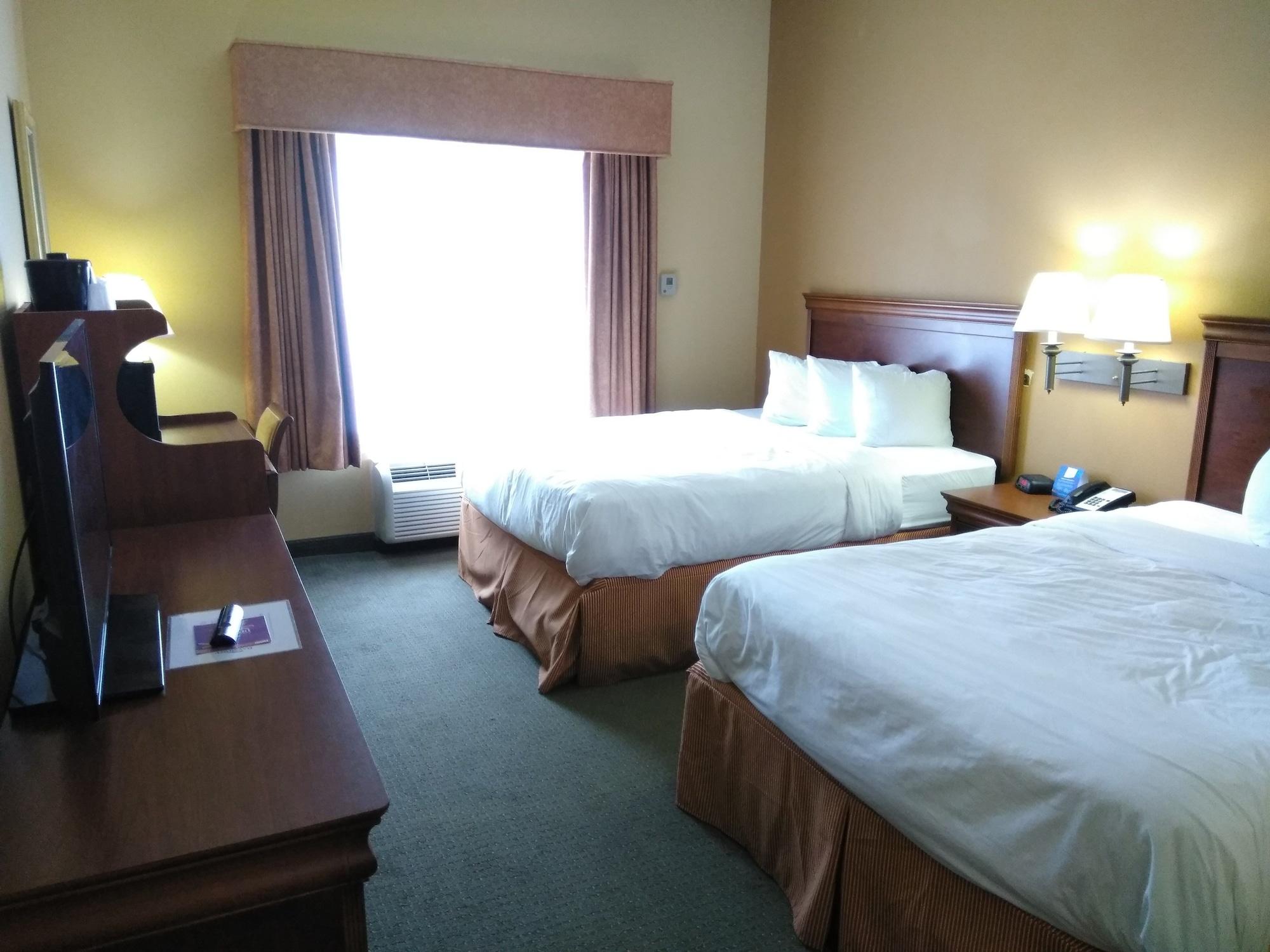 Baymont By Wyndham Clinton Hotel Екстериор снимка