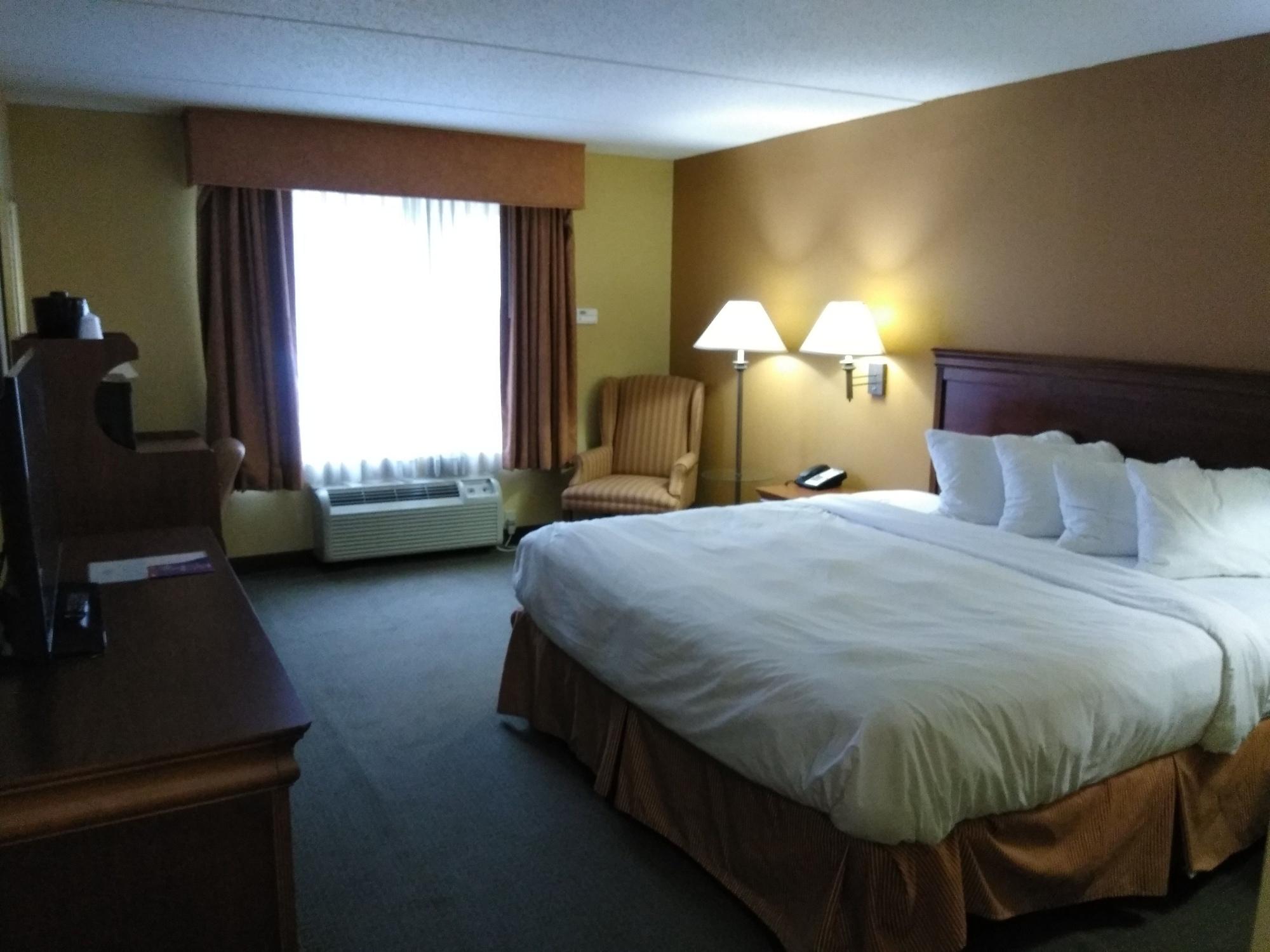 Baymont By Wyndham Clinton Hotel Екстериор снимка