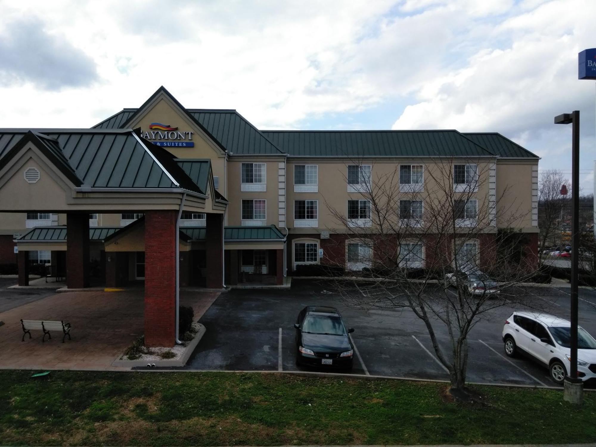 Baymont By Wyndham Clinton Hotel Екстериор снимка