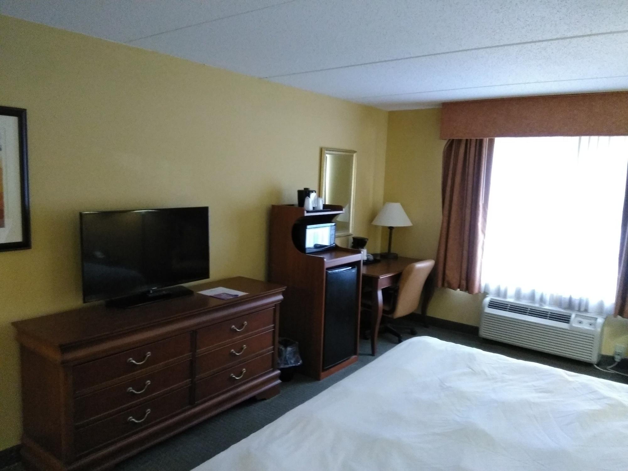 Baymont By Wyndham Clinton Hotel Екстериор снимка