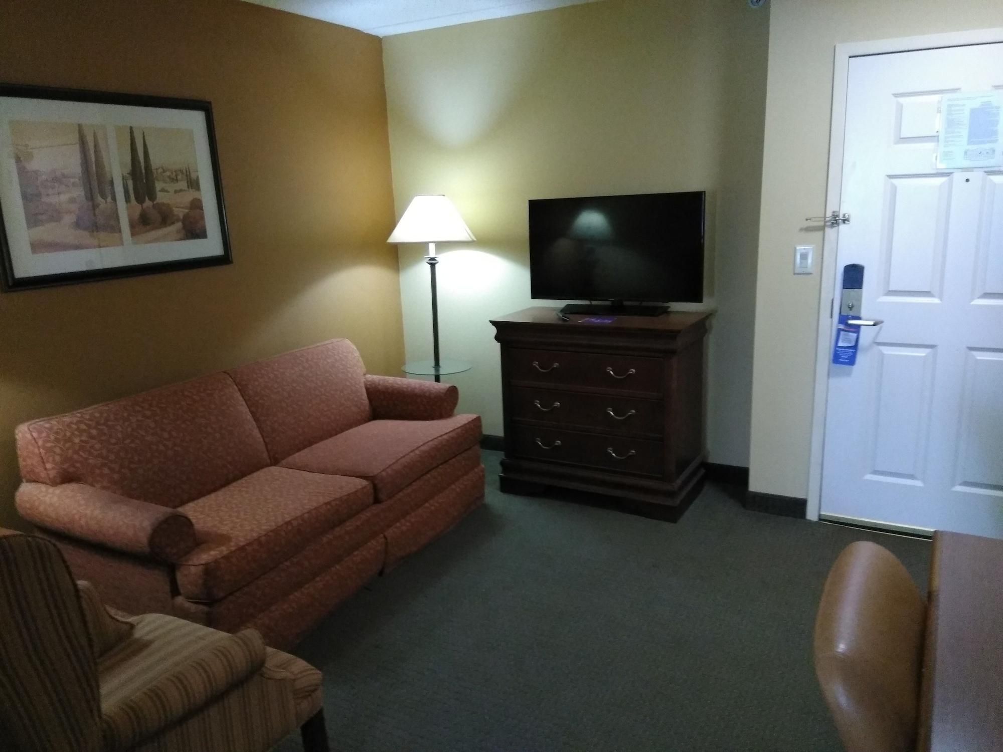 Baymont By Wyndham Clinton Hotel Екстериор снимка