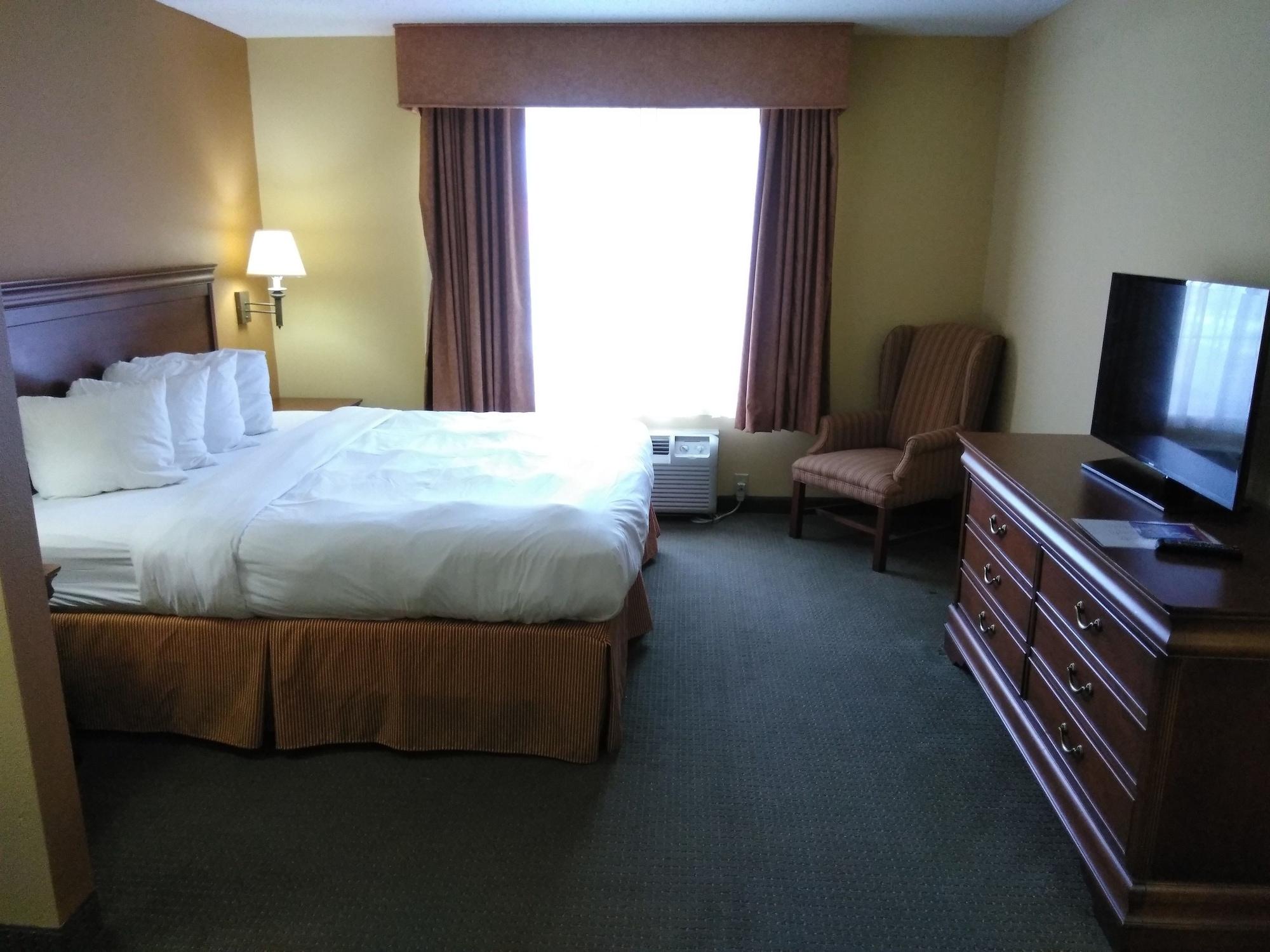 Baymont By Wyndham Clinton Hotel Екстериор снимка