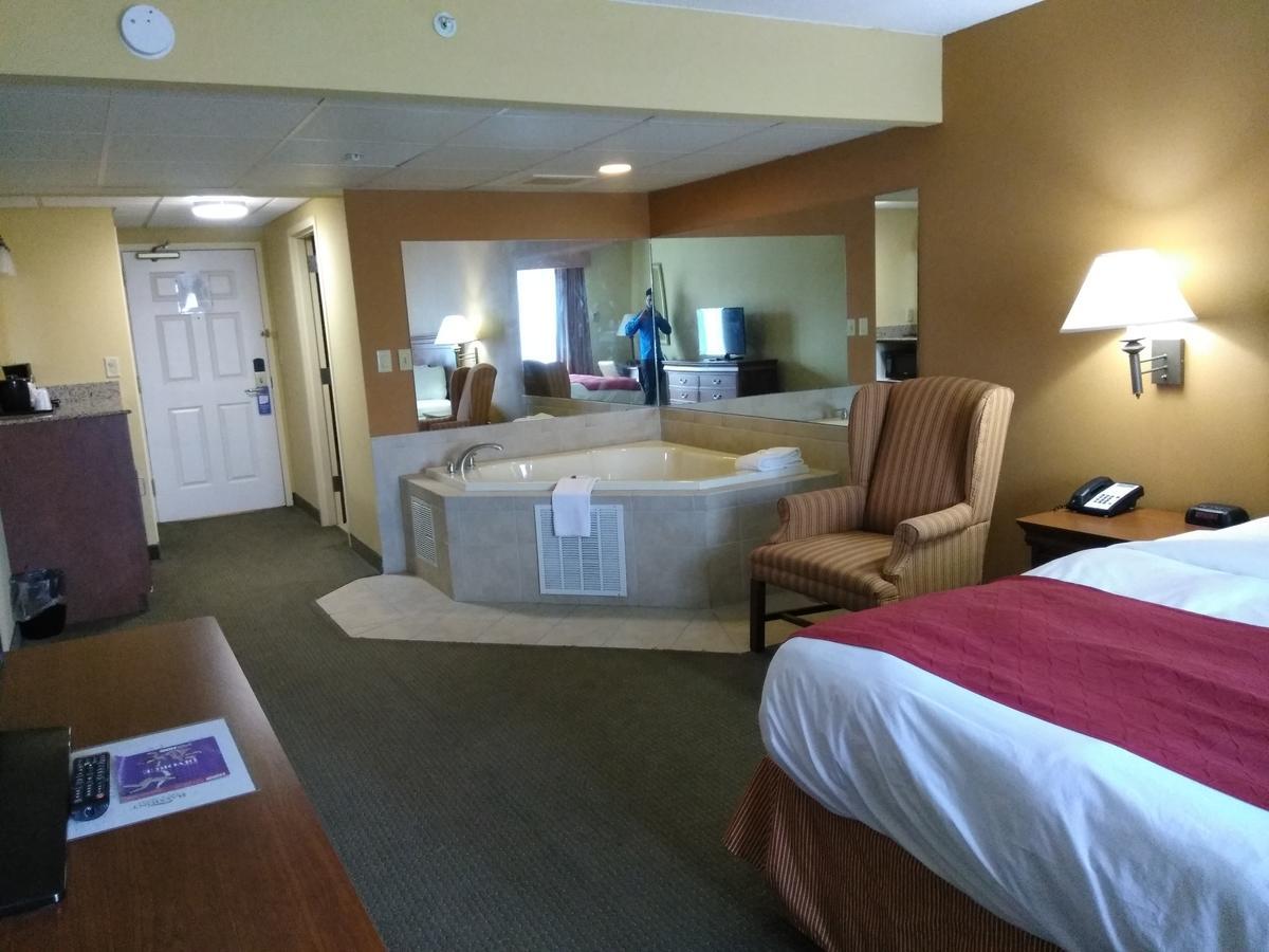 Baymont By Wyndham Clinton Hotel Екстериор снимка