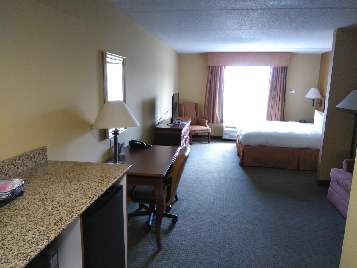 Baymont By Wyndham Clinton Hotel Екстериор снимка