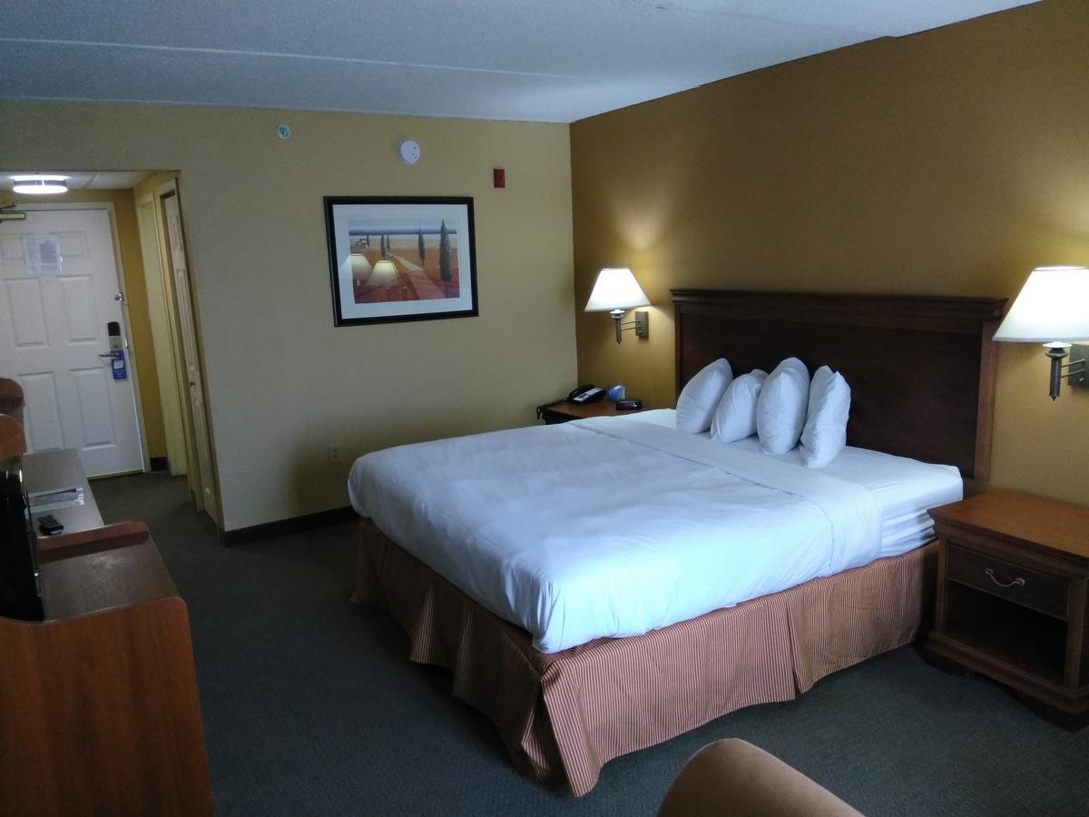 Baymont By Wyndham Clinton Hotel Екстериор снимка
